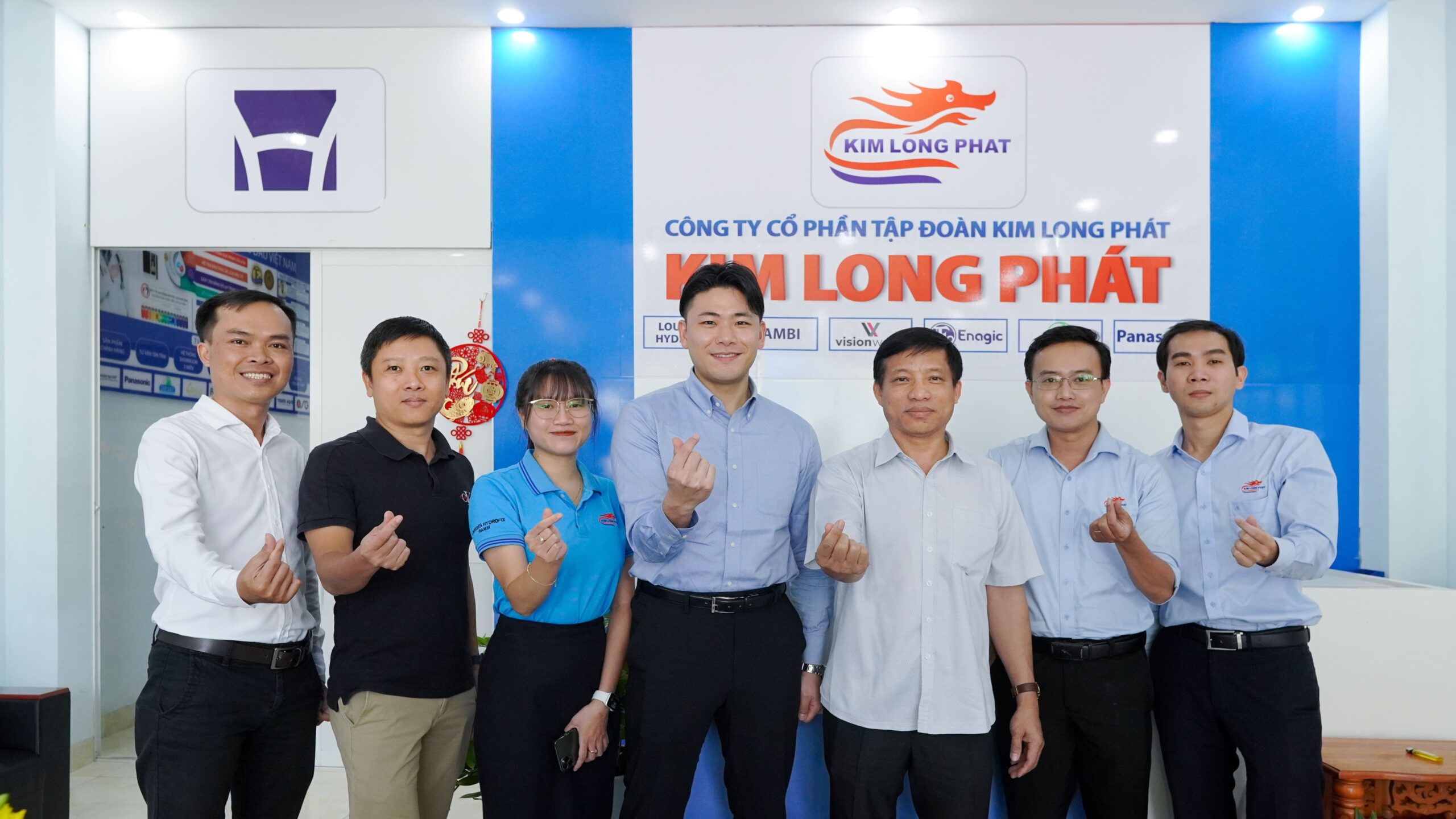 Đại diện Kim Long Phát – nhà nhập khẩu và phân phối ủy quyền chính thức máy lọc nước để gầm tủ bếp Torayvino Nhật Bản tại thị trường Việt Nam chụp hình cùng đại diện Tập đoàn Toray, Nhật Bản 