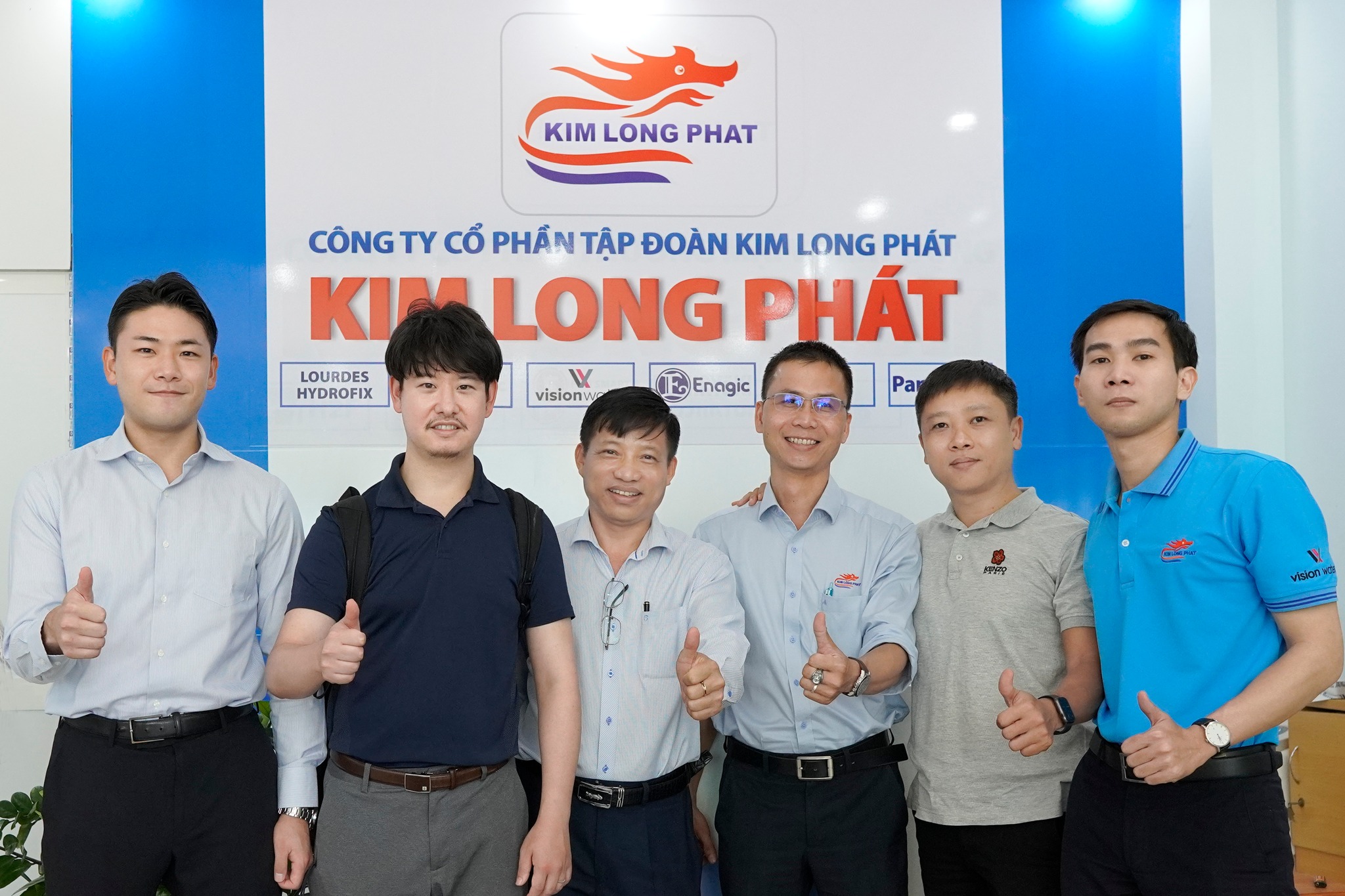 Đại diện Kim Long Phát chụp hình cùng đại diện Tập đoàn Toray, Nhật Bản